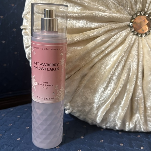 BATH & BODY WORKS SET. . . STRAWBERRY SNOWFLAKES SCENT - Picture 5 of 6